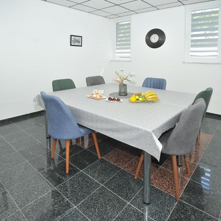 Pool House Maslina - Three-Bedroom Apartment - 7