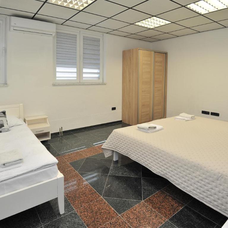 Pool House Maslina - Three-Bedroom Apartment - 9