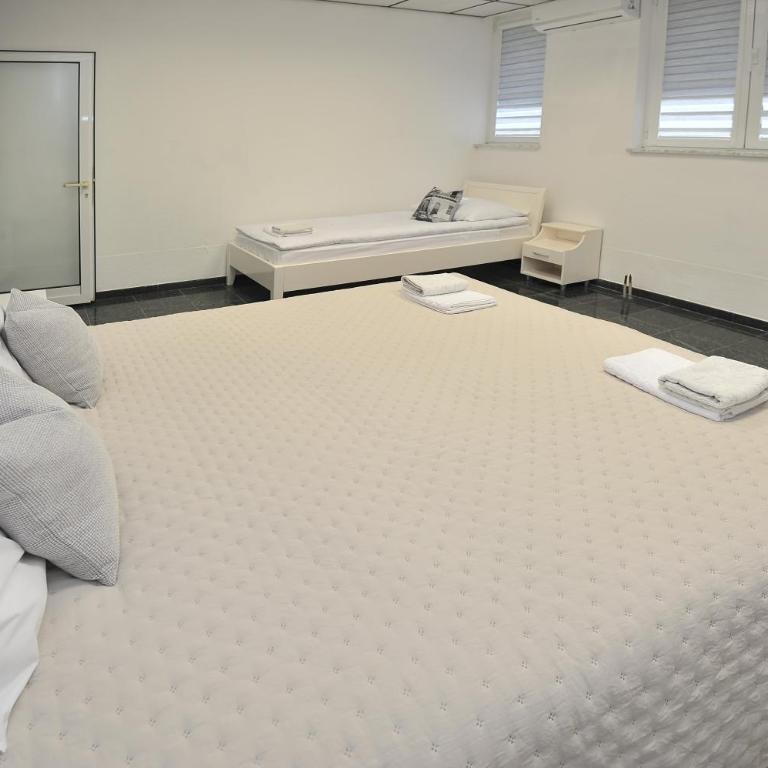 Pool House Maslina - Three-Bedroom Apartment - 14