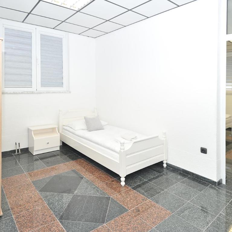 Pool House Maslina - Three-Bedroom Apartment - 16