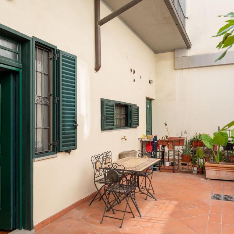 GuestHost - Florence Statuto Apartment with Small Courtyard - One-Bedroom Apartment - 4