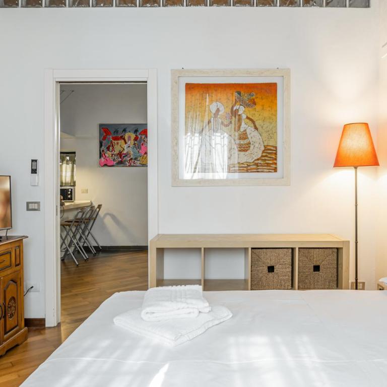 GuestHost - Florence Statuto Apartment with Small Courtyard - One-Bedroom Apartment - 11