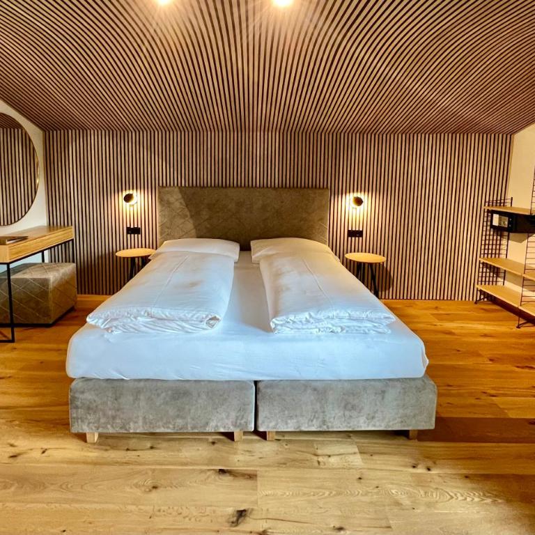 Haus Schrofenstein - Comfort Dreibettzimmer - 2