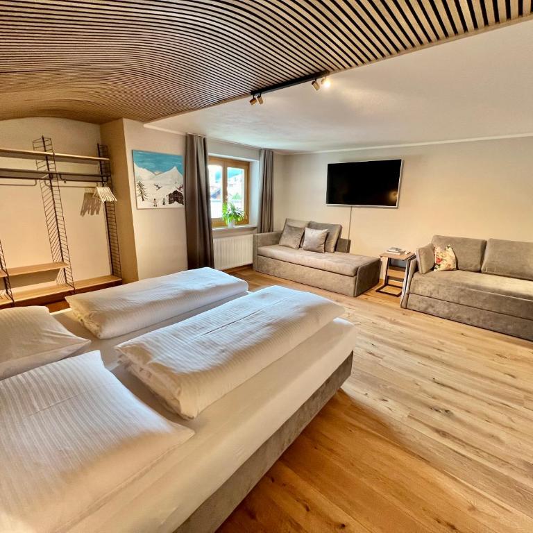Haus Schrofenstein - Comfort Dreibettzimmer - 10
