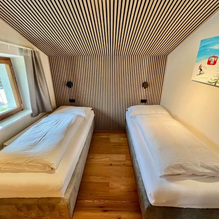 Haus Schrofenstein - Comfort Dreibettzimmer - 3