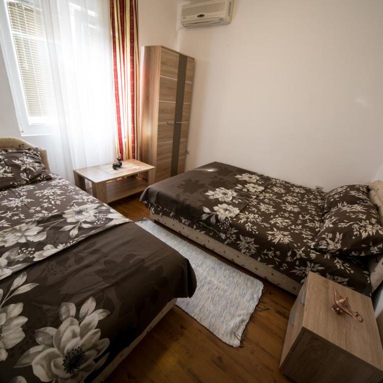 Apartments Pavićević - Triple Room with Shared Bathroom - 1