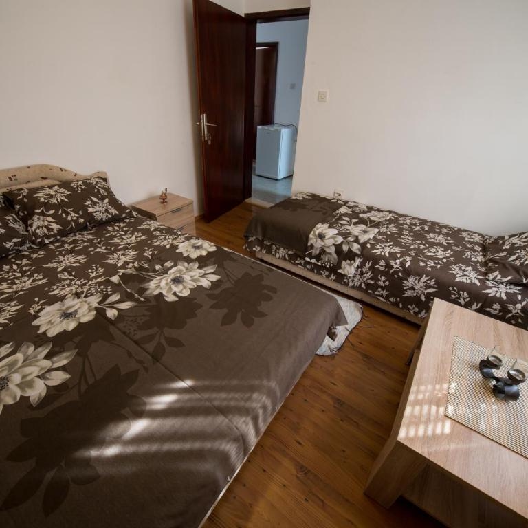 Apartments Pavićević - Triple Room with Shared Bathroom - 2