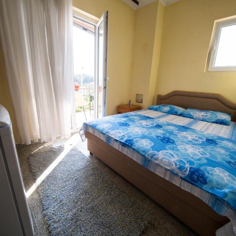 Apartments Pavićević - Double Room with Shared Bathroom - 2