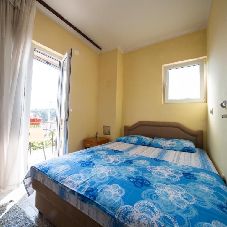 Apartments Pavićević - Double Room with Shared Bathroom - 5