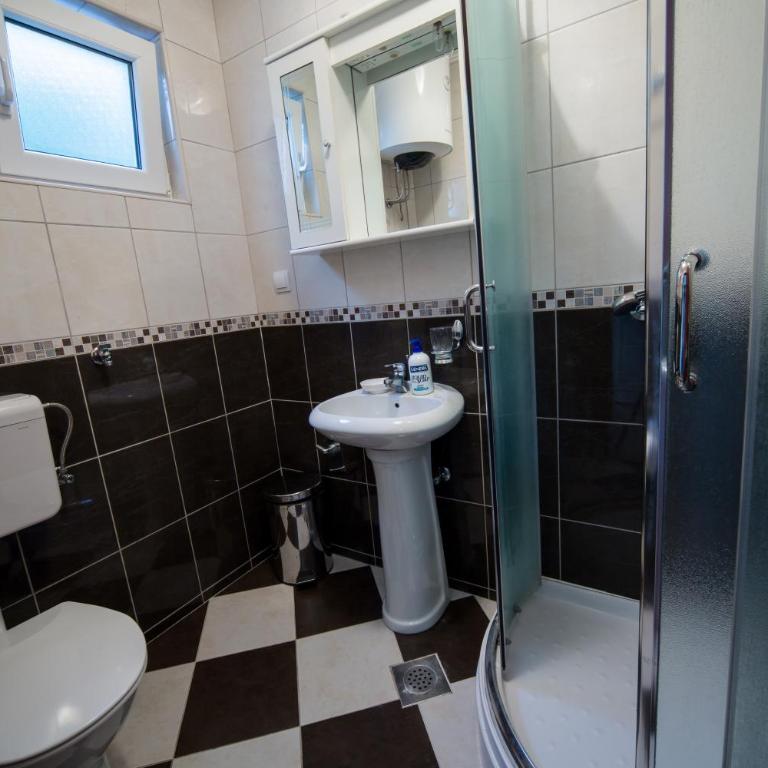 Apartments Pavićević - Two-Bedroom Apartment with Balcony and Garden View - 8