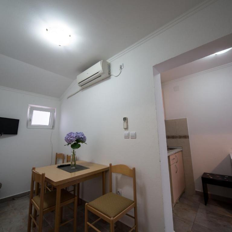 Apartments Pavićević - Two-Bedroom Apartment with Balcony and Garden View - 9