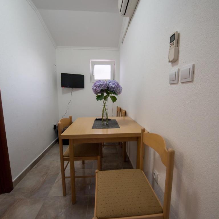 Apartments Pavićević - Two-Bedroom Apartment with Balcony and Garden View - 6