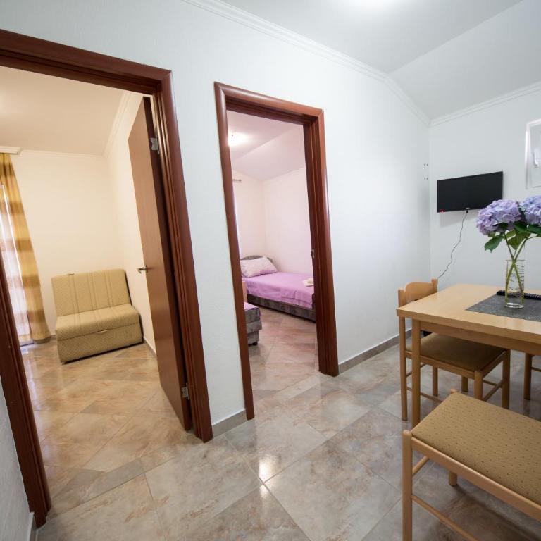 Apartments Pavićević - Two-Bedroom Apartment with Balcony and Garden View - 4
