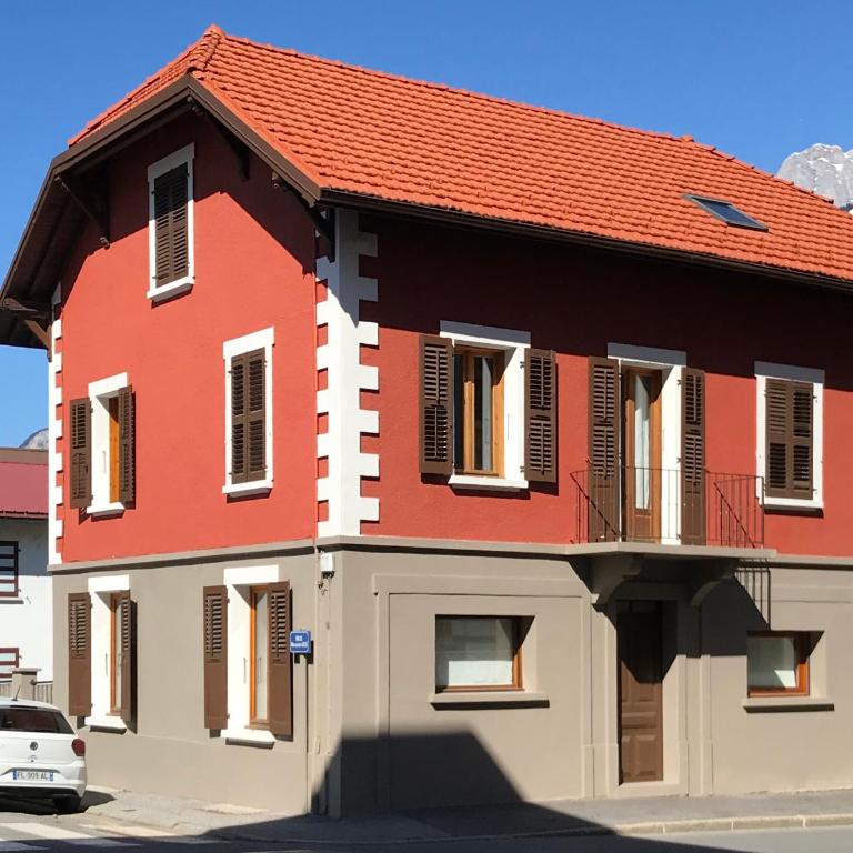 Duplex Sallanches - Terrasse, Centre & Parking by AlpenlySallanches - Appartement 3 Chambres - 13
