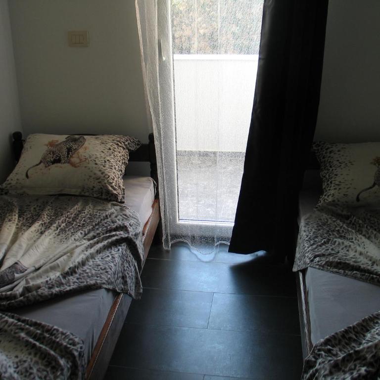 Guest House Dena - Quintuple Room with Balcony - 15