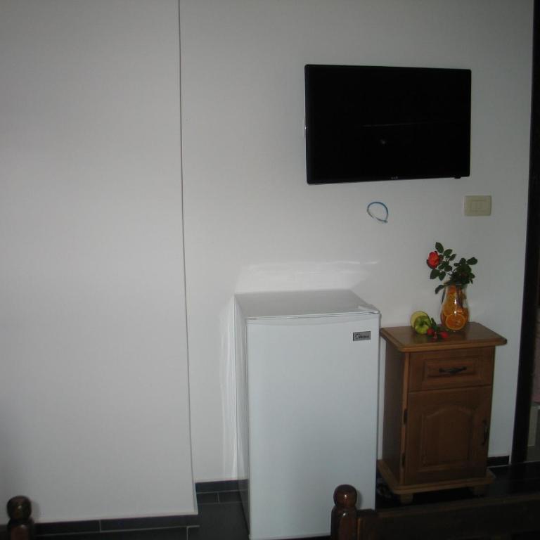Guest House Dena - Quintuple Room with Balcony - 11