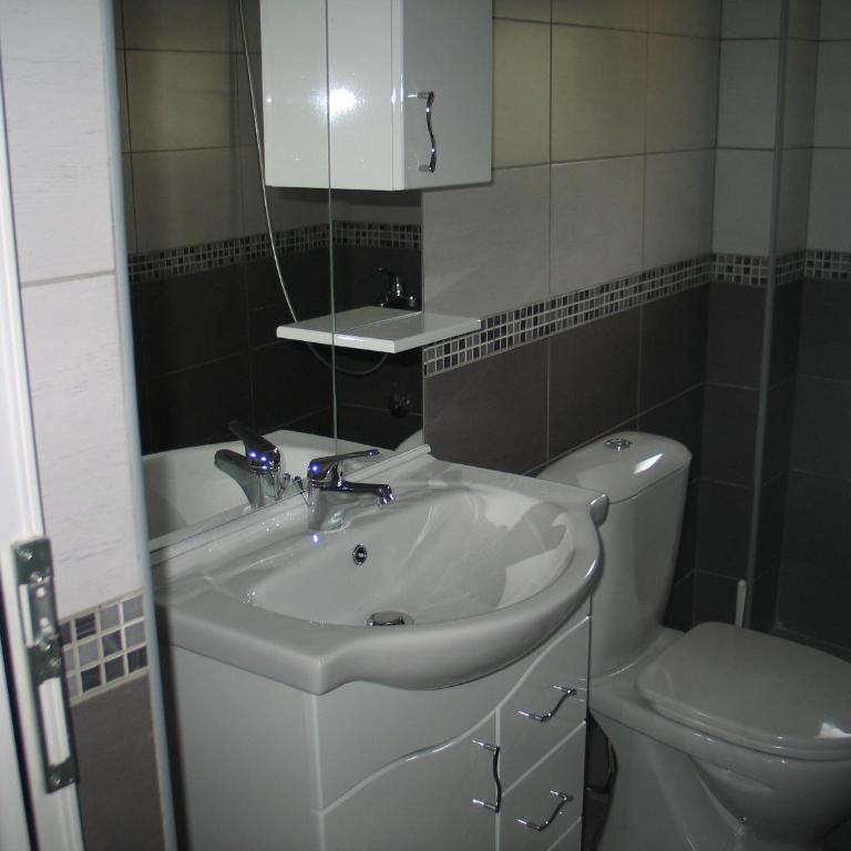 Guest House Dena - Quintuple Room with Balcony - 14