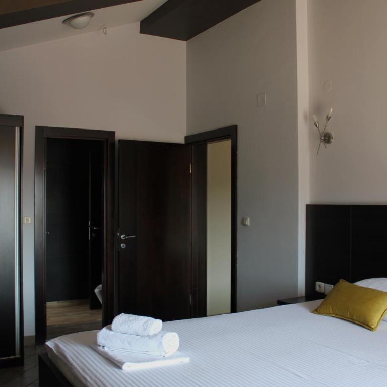 At Oliver’s - Deluxe One-Bedroom Apartment - 13
