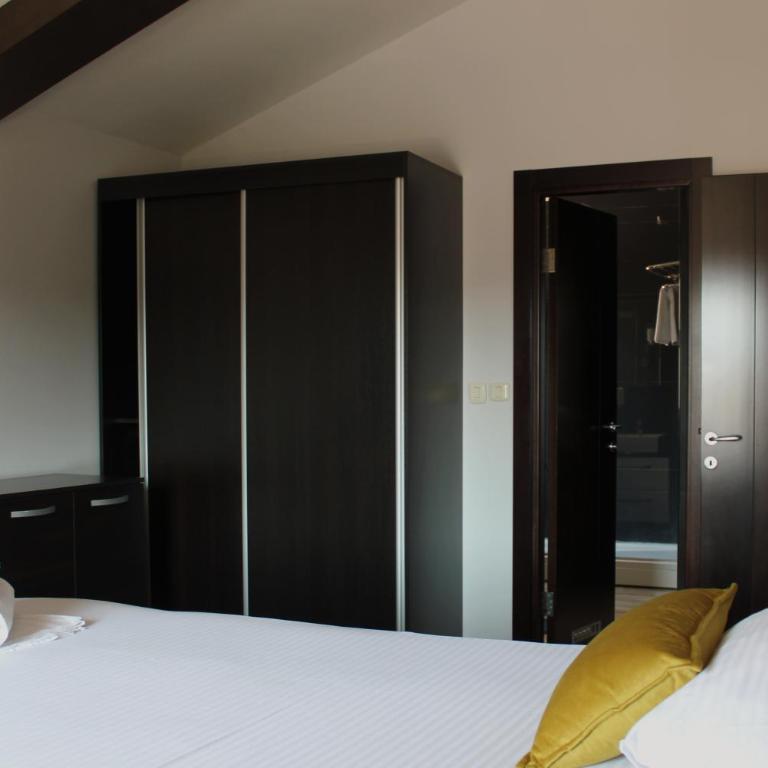 At Oliver’s - Deluxe One-Bedroom Apartment - 11