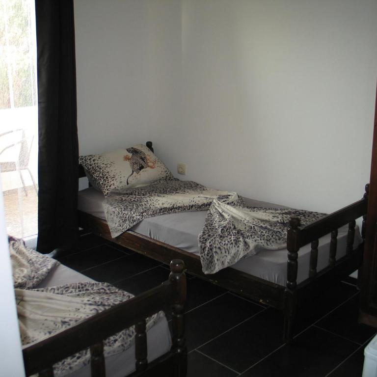 Guest House Dena - Quintuple Room with Balcony - 13