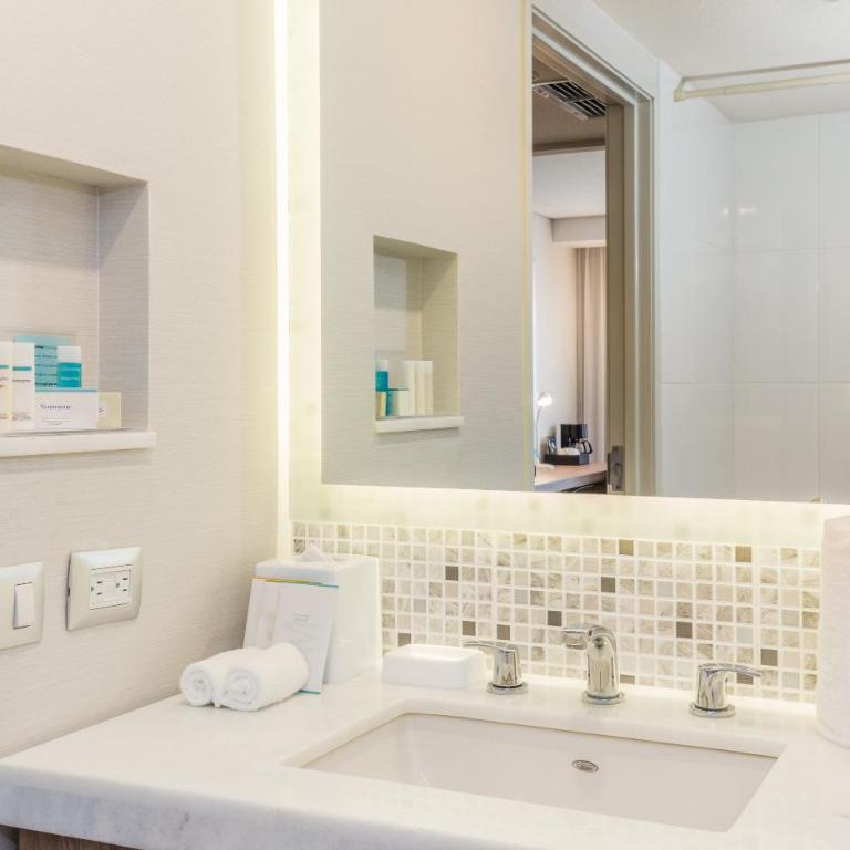 Hampton Inn By Hilton Tijuana - Queen Room with Sofa Bed - Non-Smoking - 4