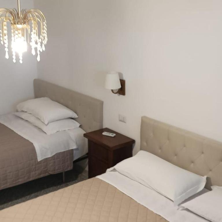 Speedy Guest Rooms - Camere Vicino Aeroporto e Fiera - Camera Quadrupla Deluxe - 9
