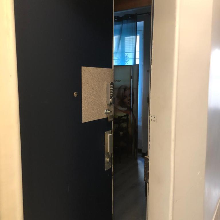 Studio Maryline de 18 m2 - Calme - Rez de chaussée sur patio Privé - Grand Canapé-Lit Clic Clac pour 2 personnes - Kitchenette - Salle de bain - 5 minutes du Métro Brochant de la ligne 13,Bus 54,74 et 31 vers sites touristiques - Appartement 1 Chambre - 5