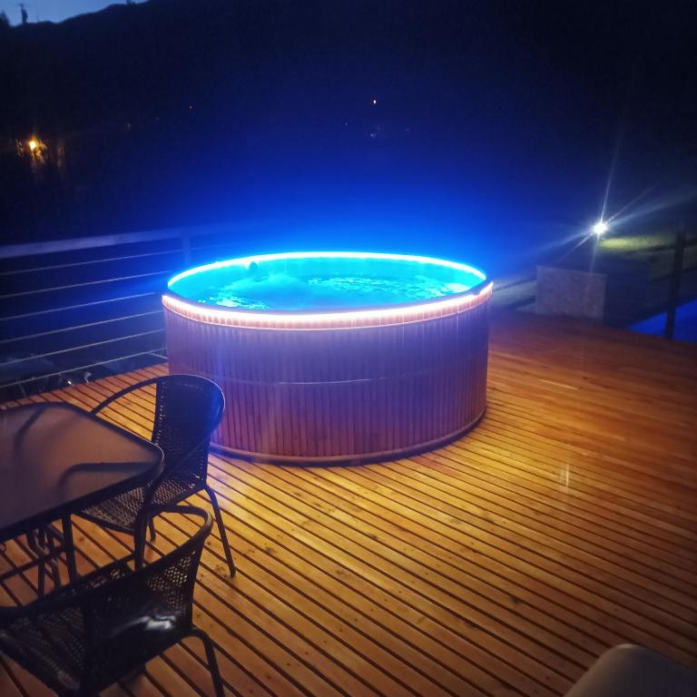 Cabañas Alpinas - Family Room with Mountain View - 3