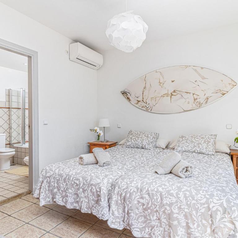 Spacious Beachfront Town House in Estepona with Fully Equipped Kitchen, Pools, Garden, Sea View - Casa de 3 dormitorios - 22