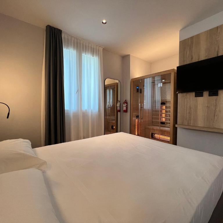 Hotel Leonessa - Suite Deluxe con Vasca Idromassaggio - 2