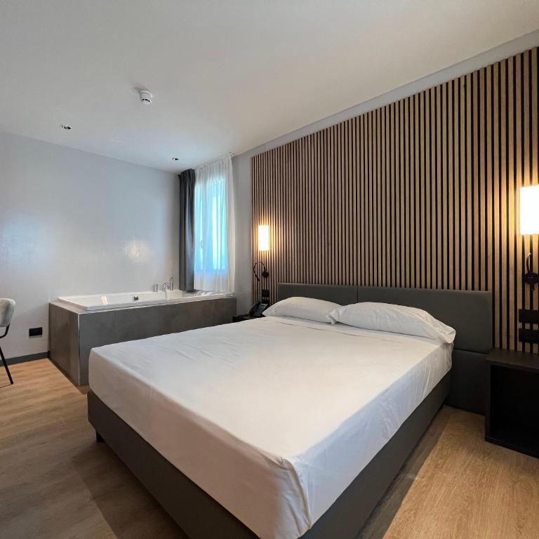 Hotel Leonessa - Suite Deluxe con Vasca Idromassaggio - 3