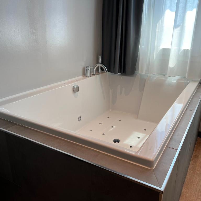 Hotel Leonessa - Suite Deluxe con Vasca Idromassaggio - 5