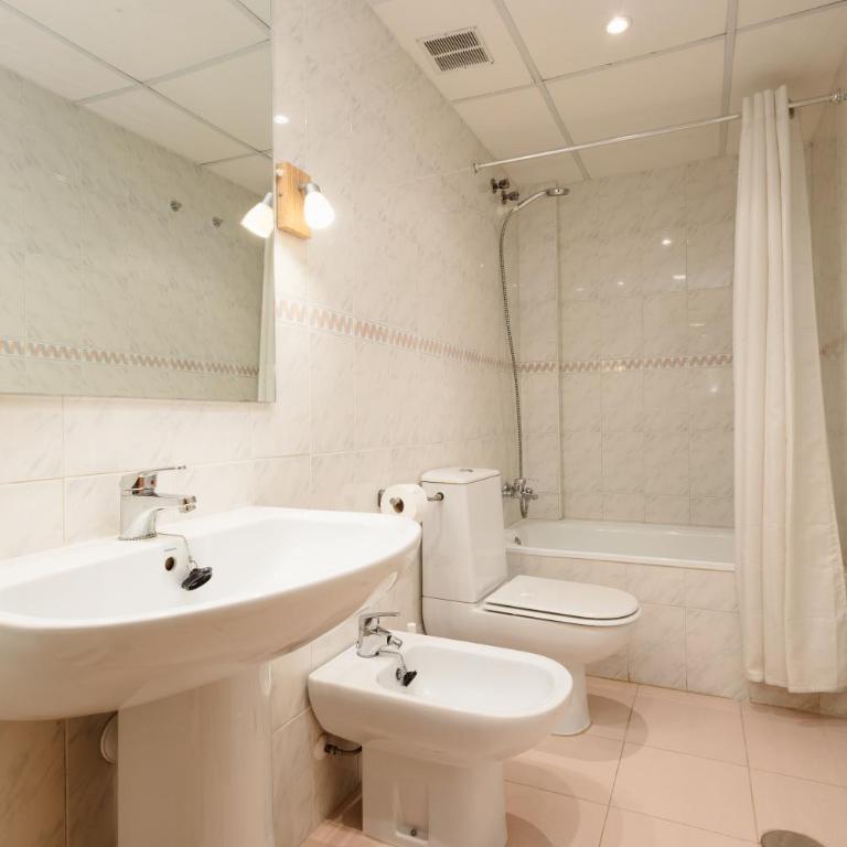 Beachfront apartment with terrace, pool and tennis court in Costabella, Marbella - Two-Bedroom Apartment - 18