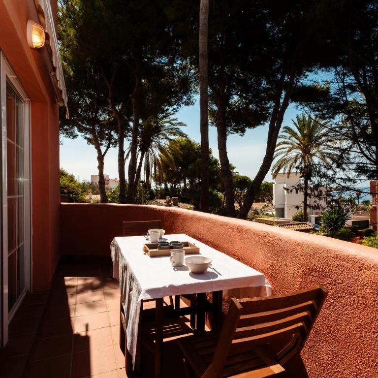 Beachfront apartment with terrace, pool and tennis court in Costabella, Marbella - Two-Bedroom Apartment - 6