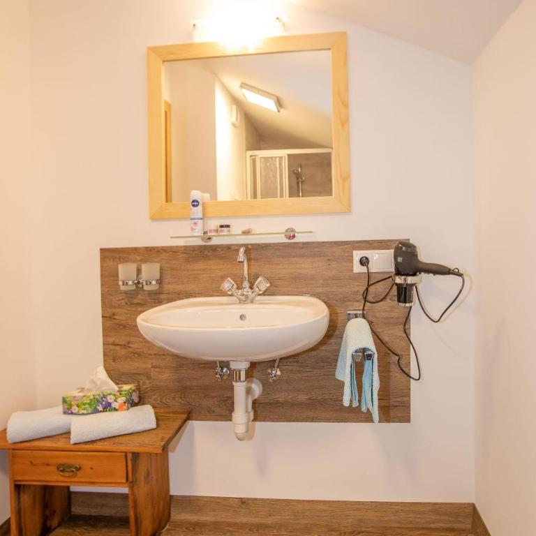 Stöcklerhof - Three-Bedroom Apartment with Shower - 4