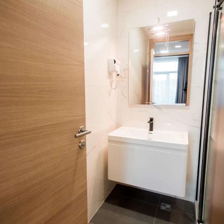 Hotel IN - Dvokrevetna Soba sa Zasebnim Krevetima i Balkonom - 4