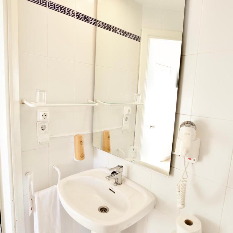 JS Horitzó - Double Room with Balcony - 4