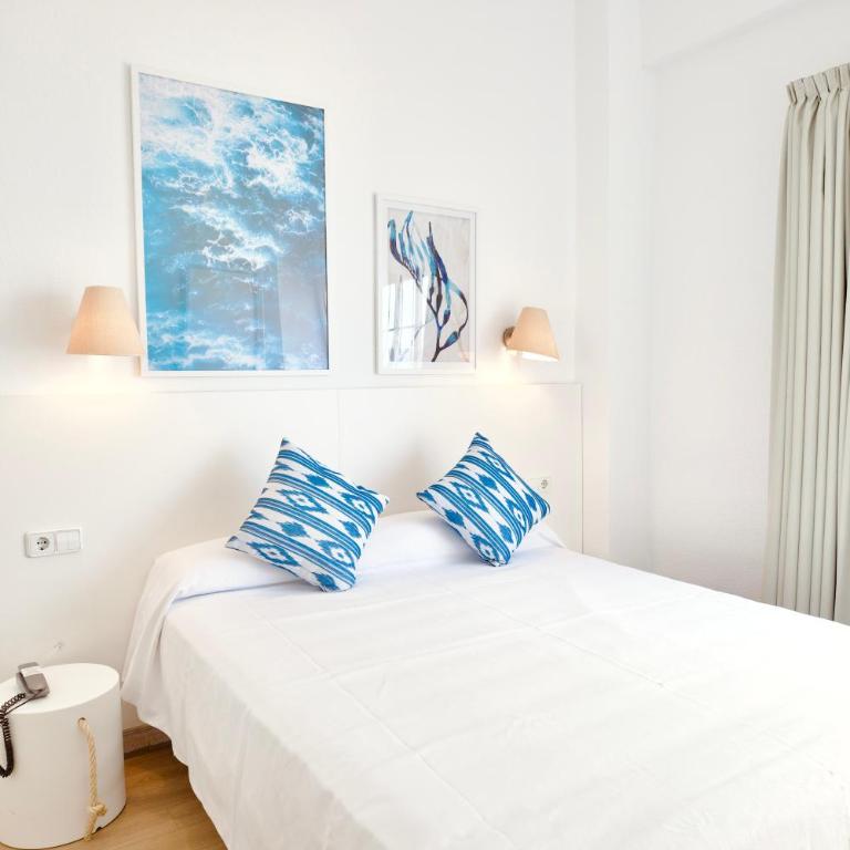 JS Horitzó - Double Room with Balcony (1 Adult) - 10