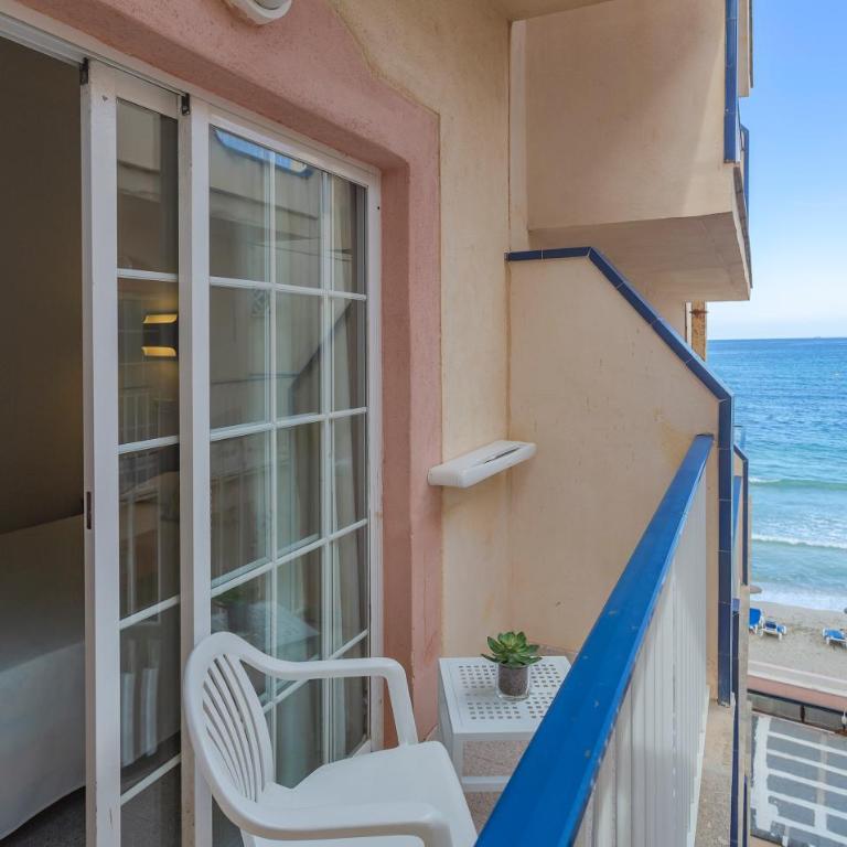 JS Horitzó - Double Room with Balcony and Lateral Sea View - 11