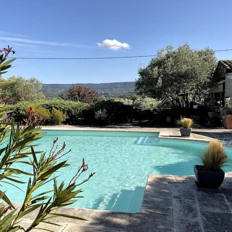 Chambre d'hôtes chez Maguy B-Villa Makeire - Chambre Lit Queen-Size - Vue sur Piscine - 16