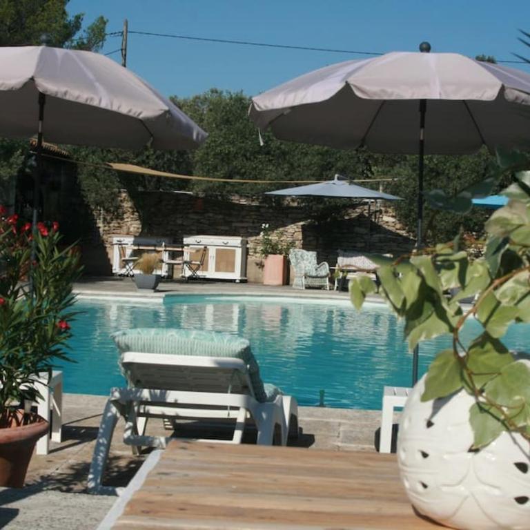 Chambre d'hôtes chez Maguy B-Villa Makeire - Chambre Lit Queen-Size - Vue sur Piscine - 14