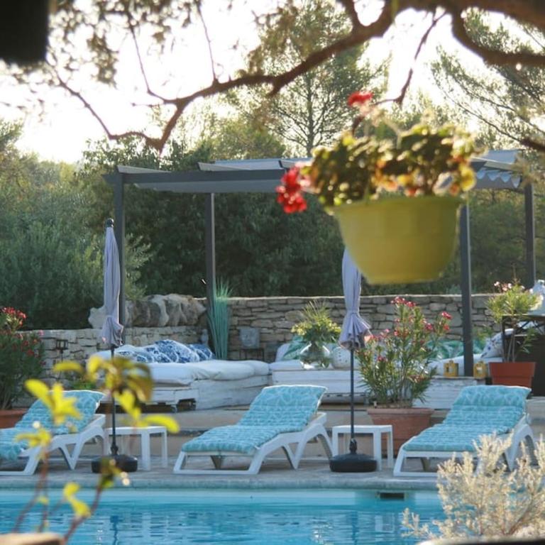 Chambre d'hôtes chez Maguy B-Villa Makeire - Chambre Lit Queen-Size - Vue sur Piscine - 13