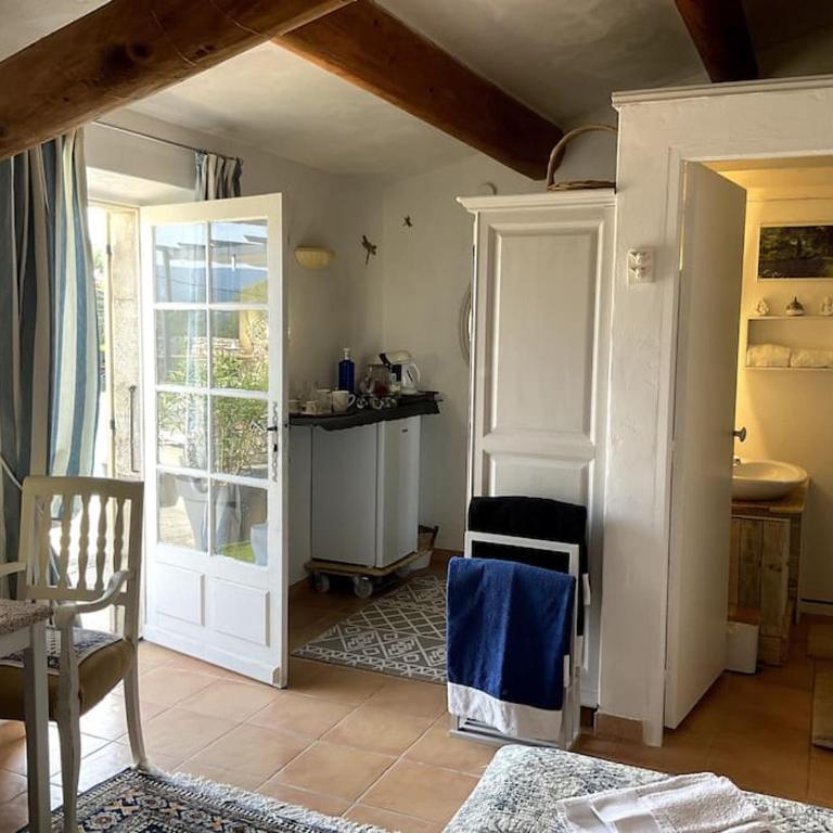 Chambre d'hôtes chez Maguy B-Villa Makeire - Chambre Lit Queen-Size - Vue sur Piscine - 10