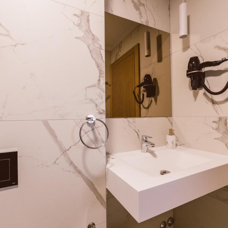 Hotel Boutique Anoma - Standardna Dvokrevetna Soba sa Bračnim Krevetom - 6