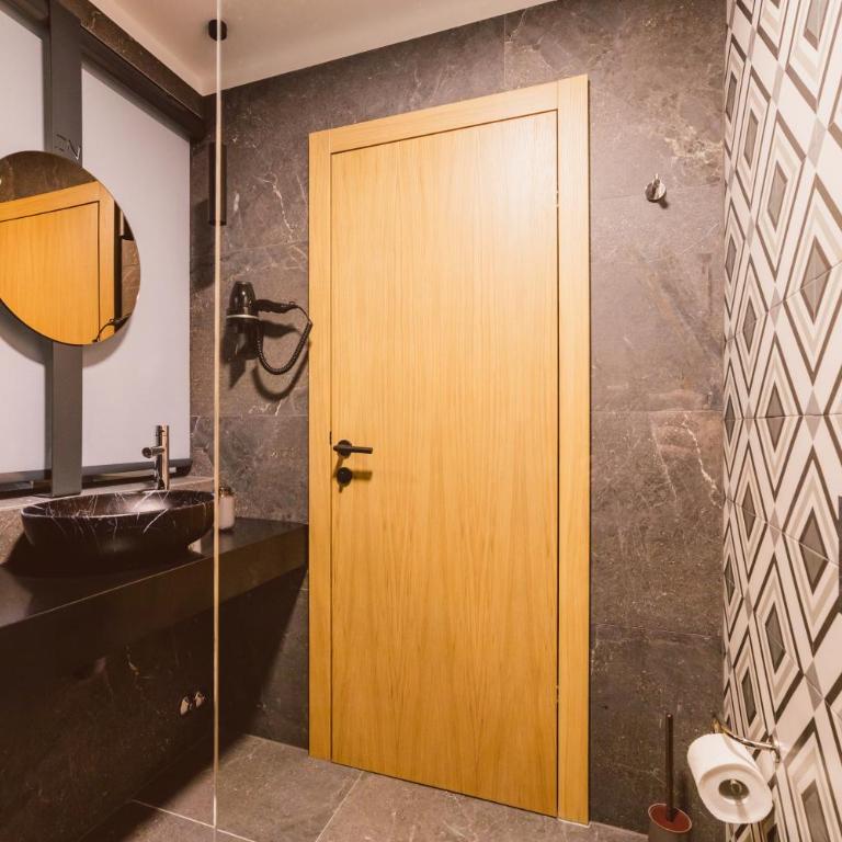 Hotel Boutique Anoma - Deluks Dvokrevetna Soba sa Bračnim Krevetom - 9