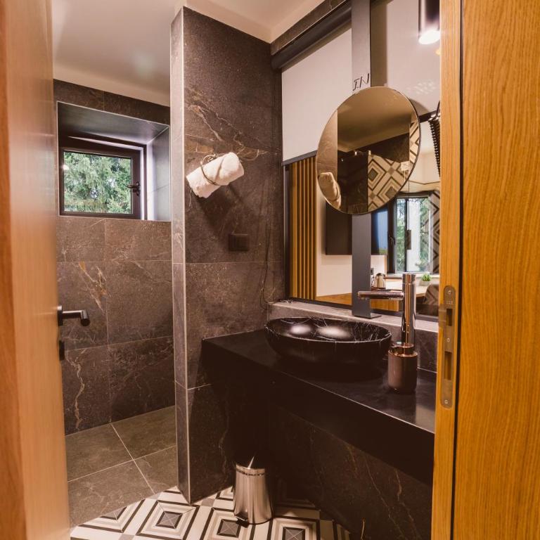 Hotel Boutique Anoma - Deluks Dvokrevetna Soba sa Bračnim Krevetom - 10