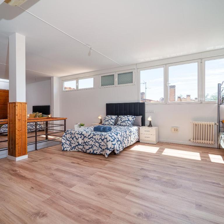 L Casa Cafe Madrid El plantio Calle segundo anca 11 madrid 28023 - Family Room with Shared Bathroom - 1
