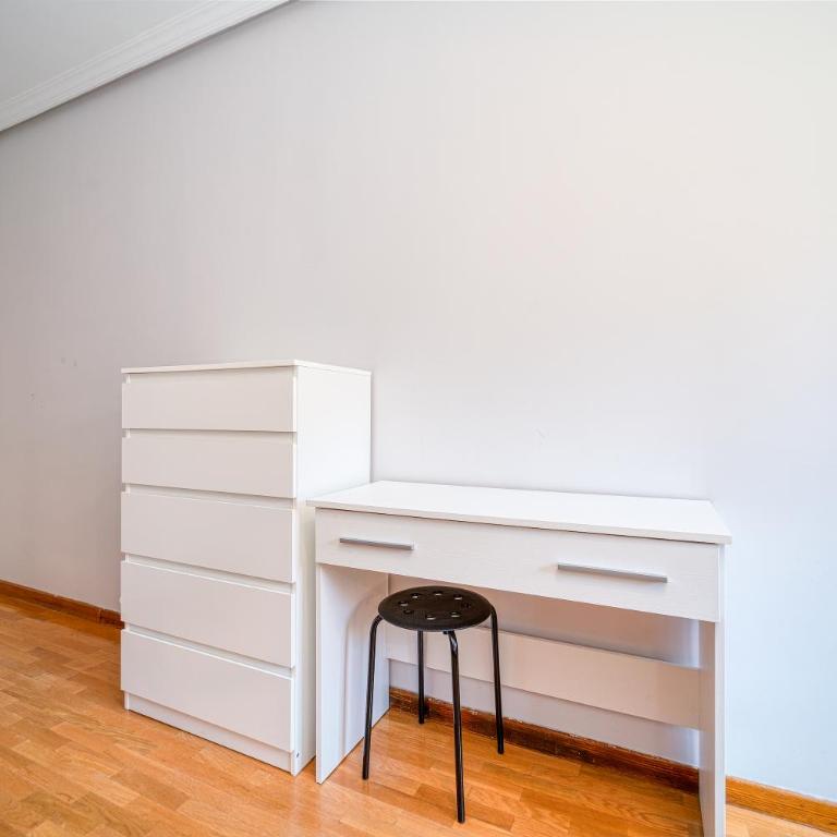 L Casa Cafe Madrid El plantio Calle segundo anca 11 madrid 28023 - Family Room with Shared Bathroom - 2