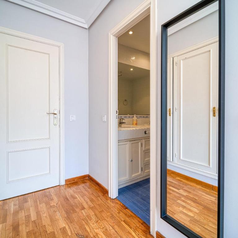 L Casa Cafe Madrid El plantio Calle segundo anca 11 madrid 28023 - Family Room with Private Bathroom - 6