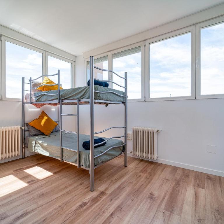 L Casa Cafe Madrid El plantio Calle segundo anca 11 madrid 28023 - Family Room with Shared Bathroom - 2